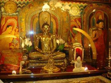 Храм Зуба Будды – Золотая ступа