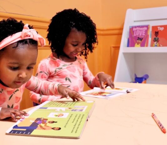 Этот учитель говорит, что малыши умеют читать. Вот что говорят наука и мой 4-летний ребенок.