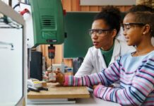 Дівчата знову гірші за хлопців з природничих наук і математики. що тепер