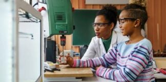 Dziewczęta ponownie osiągają gorsze wyniki niż chłopcy w naukach ścisłych i matematyce. Co teraz?