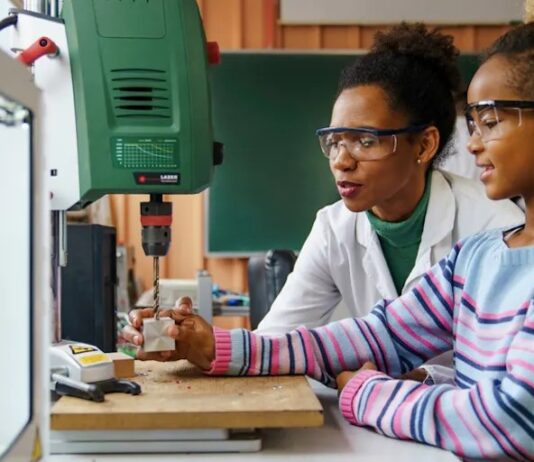 Dziewczęta ponownie osiągają gorsze wyniki niż chłopcy w naukach ścisłych i matematyce. Co teraz?