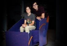 Підлітки-Брати Збудували Темну Атракціон Рівень Disney у Своєму Підвалі