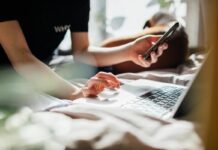 Ілюзія Розуміння: Як ІІ Мімікрує Мислення, Не Думаючи