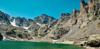 Гірські Озери Скелястих Гір Зеленіють: Зростаюча Криза у Високогірних Екосистемах