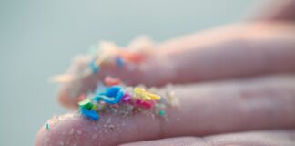 Microplásticos transportados pelo ar: um fator oculto do aquecimento global