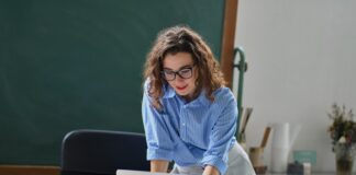 Алгоритмы и сумочки: когда технологии встречают человеческую природу 📚📱